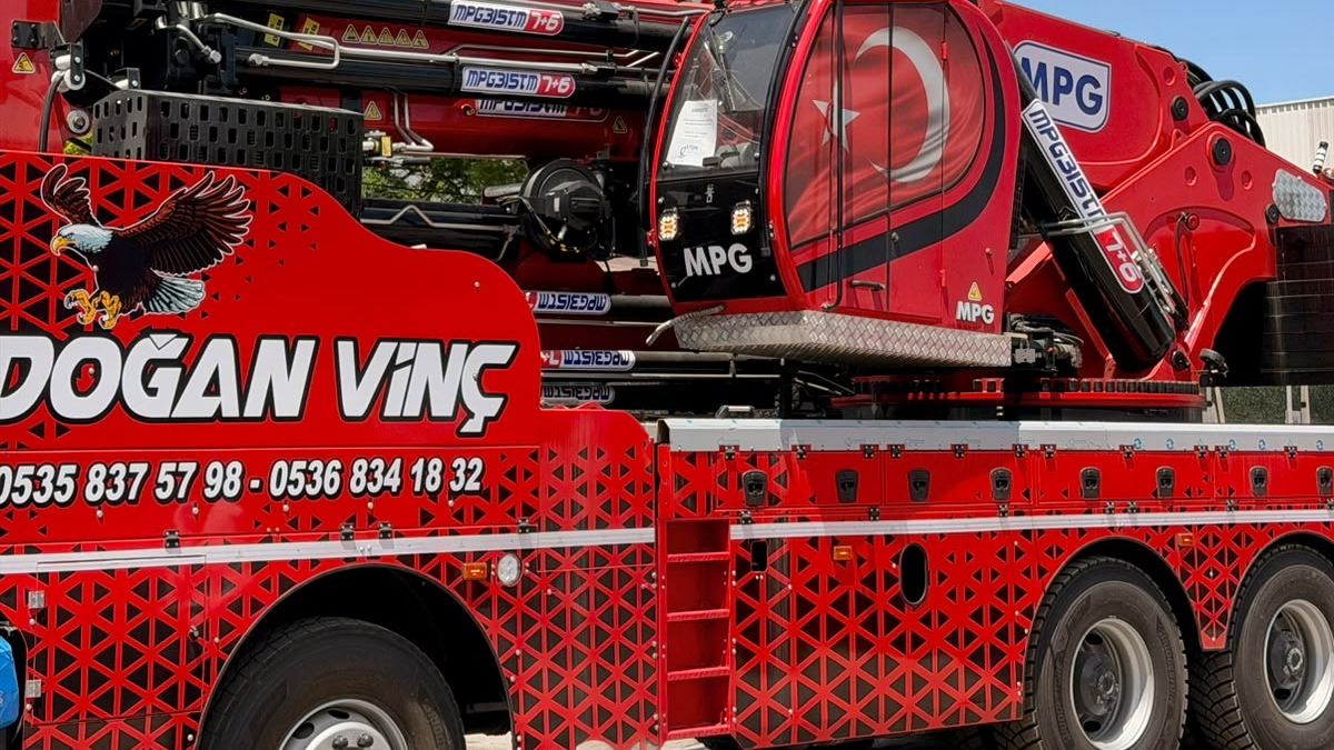 Doğan Vinç logosu ve telefon numaraları vinç kasasında
