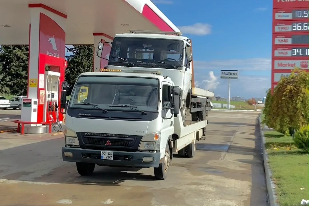 Doğan Oto Kurtarıcı Mitsubishi Canter kayar kasa kurtarıcı kamyon taşırken