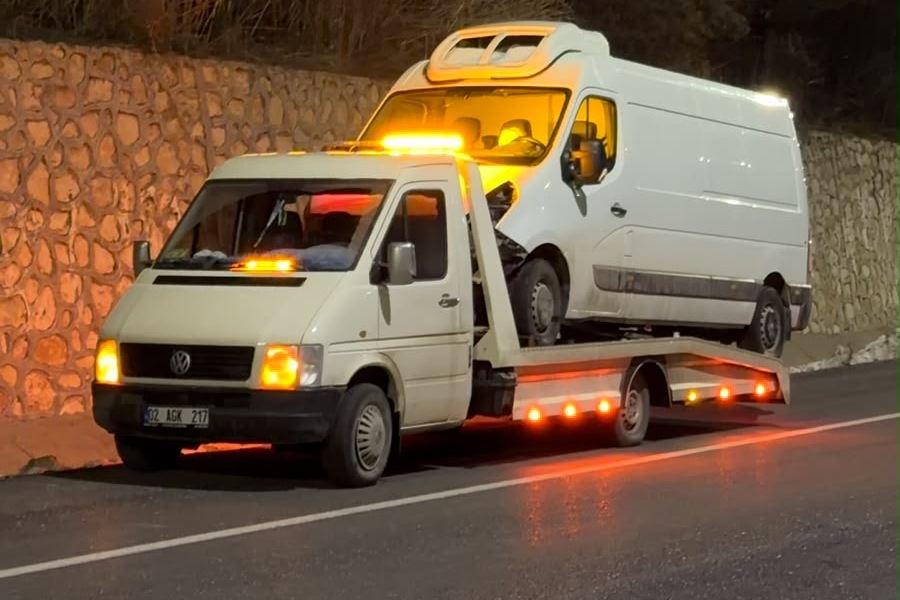Doğan Oto Kurtarıcı Volkswagen LT kayar kasa kurtarıcı gece panelvan taşırken