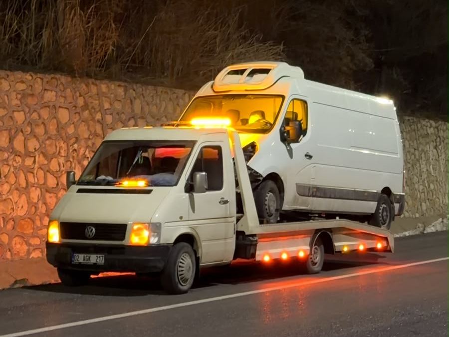 Doğan Oto Kurtarıcı gece araç taşırken
