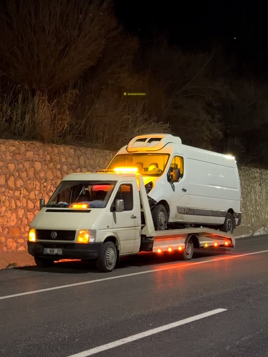 Gece kayar kasa kurtarıcı ile panelvan taşıma