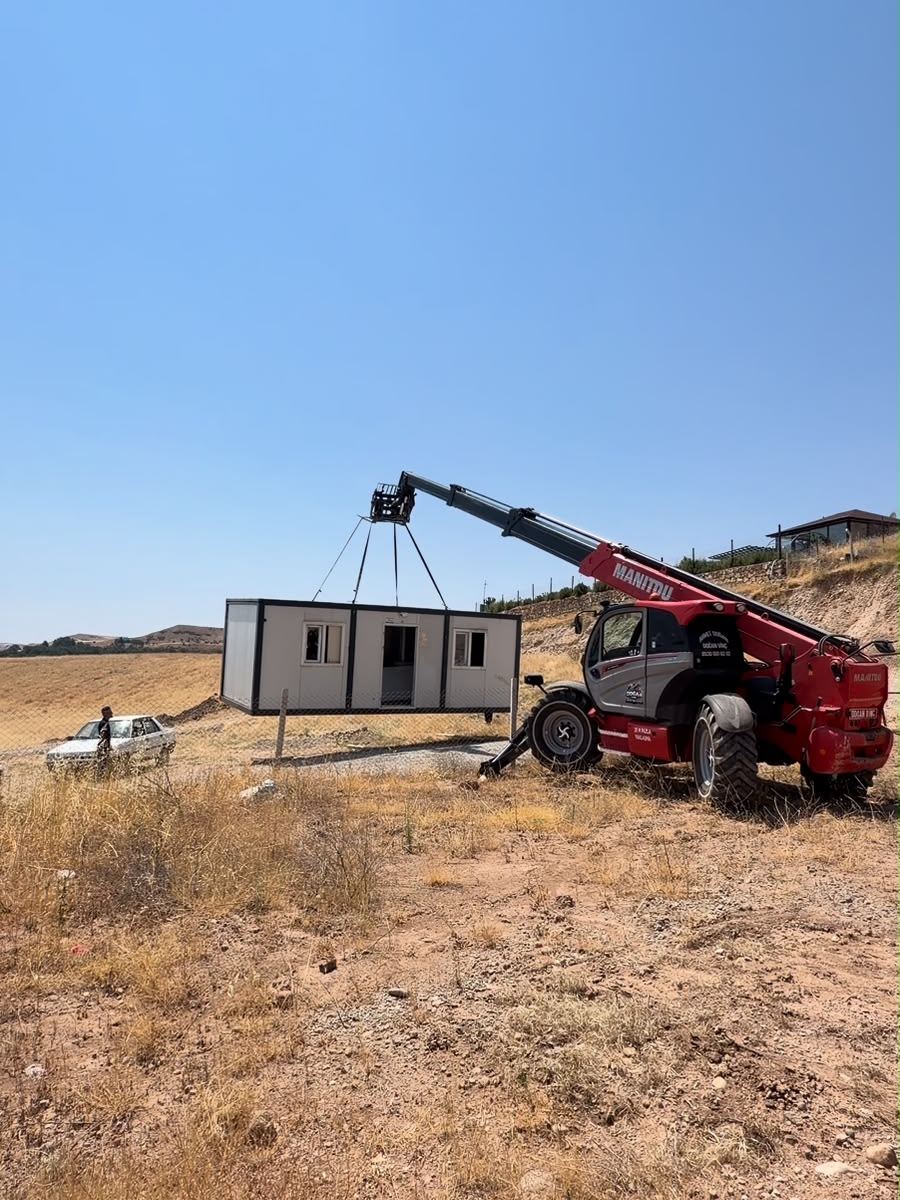 Manitou ile konteyner ofis taşıma