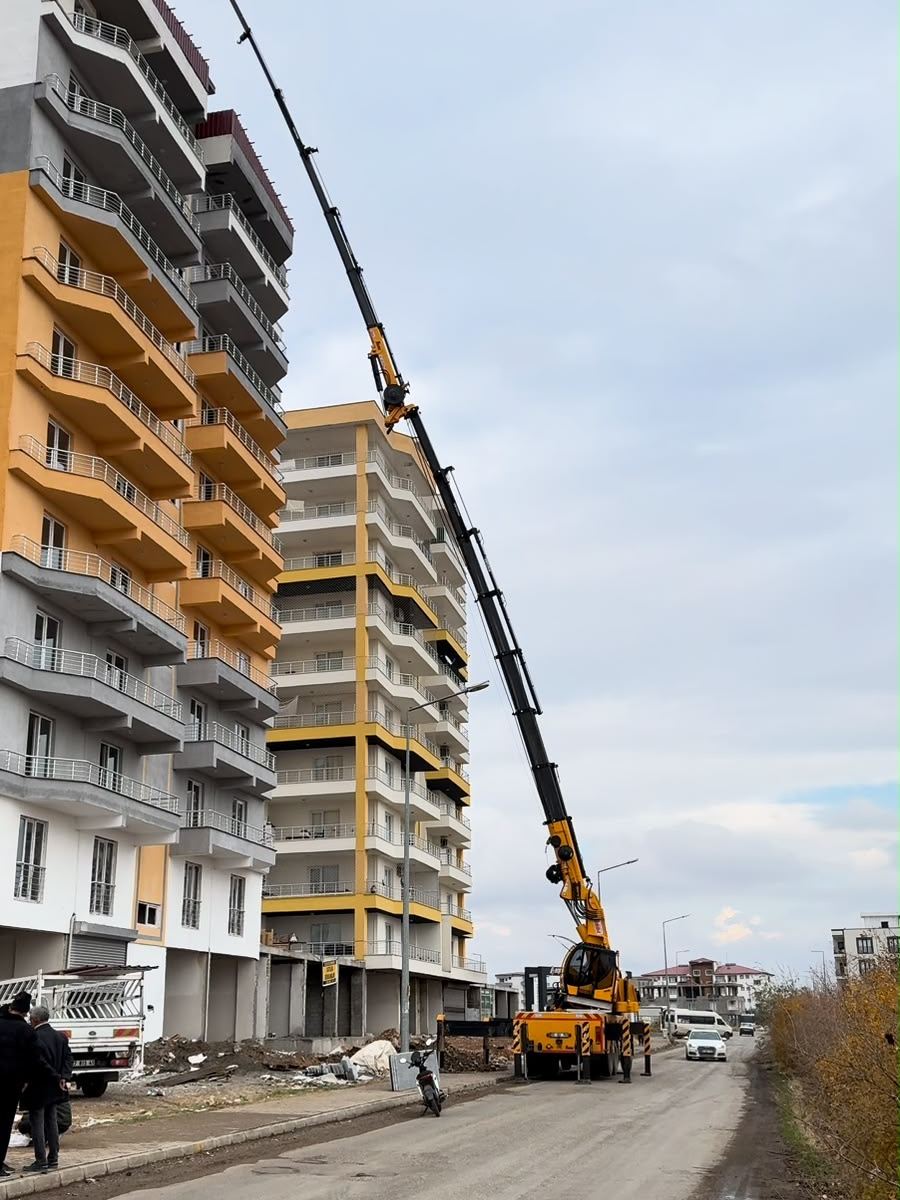 Uzun bom ile yüksek kata malzeme çıkarma